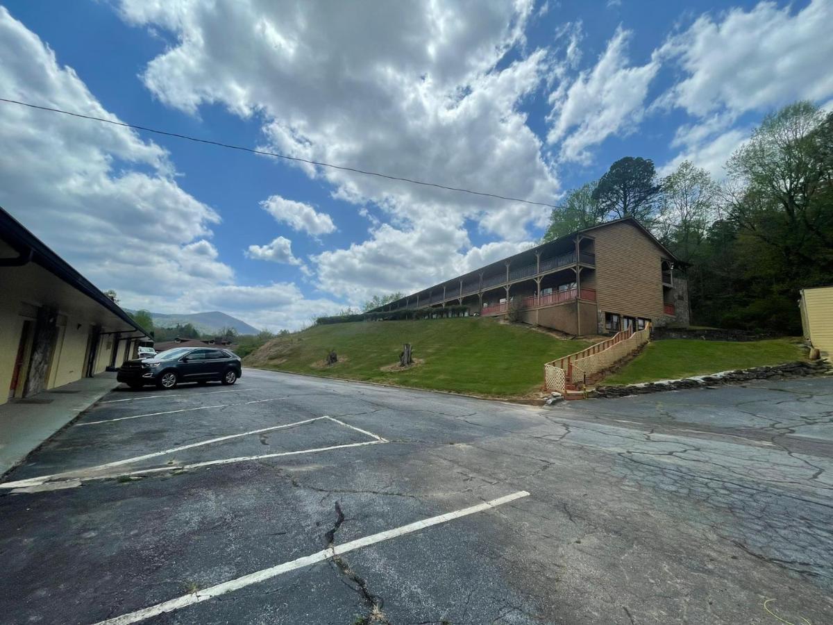 Budgetel Inn & Suites Dillard Exterior photo