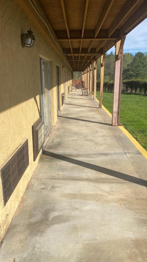 Budgetel Inn & Suites Dillard Exterior photo